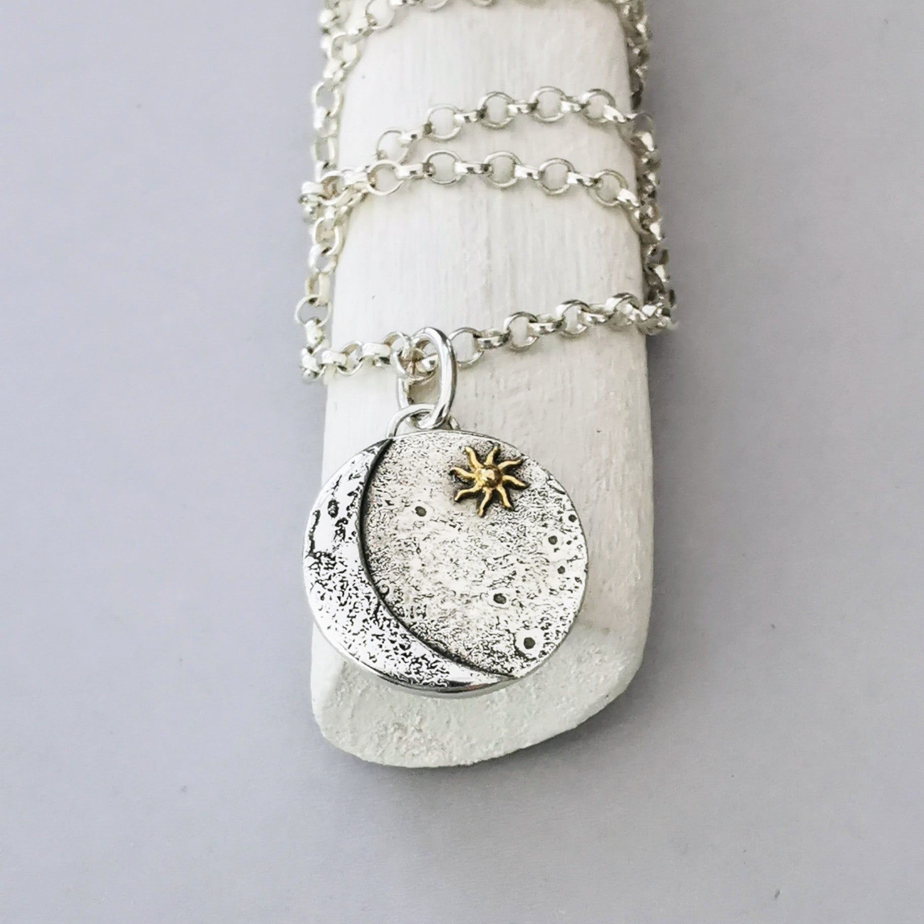 Kettenanhänger "Mond & Sonne" aus recyceltem 925er Silber und 24 Karat Gold, handgefertigt in Deutschland