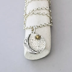 Kettenanhänger "Mond & Sonne" aus recyceltem 925er Silber und 24 Karat Gold, handgefertigt in Deutschland