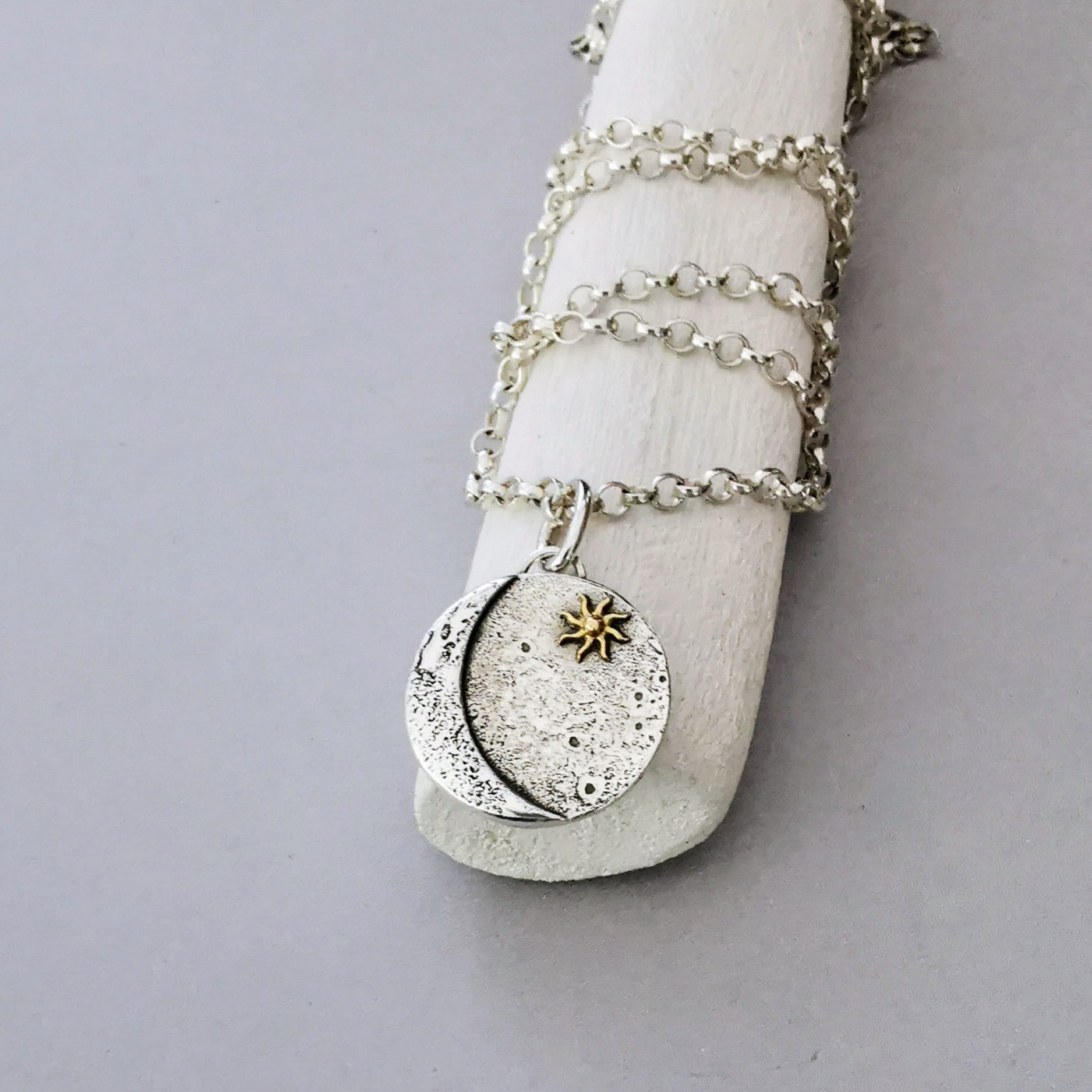Kettenanhänger "Mond & Sonne" aus recyceltem 925er Silber und 24 Karat Gold, handgefertigt in Deutschland