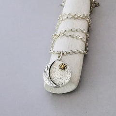 Kettenanhänger "Mond & Sonne" aus recyceltem 925er Silber und 24 Karat Gold, handgefertigt in Deutschland