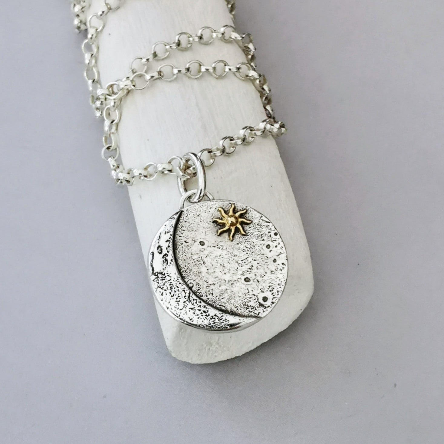 Kettenanhänger "Mond & Sonne" aus recyceltem 925er Silber und 24 Karat Gold, handgefertigt in Deutschland