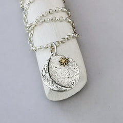 Kettenanhänger "Mond & Sonne" aus recyceltem 925er Silber und 24 Karat Gold, handgefertigt in Deutschland