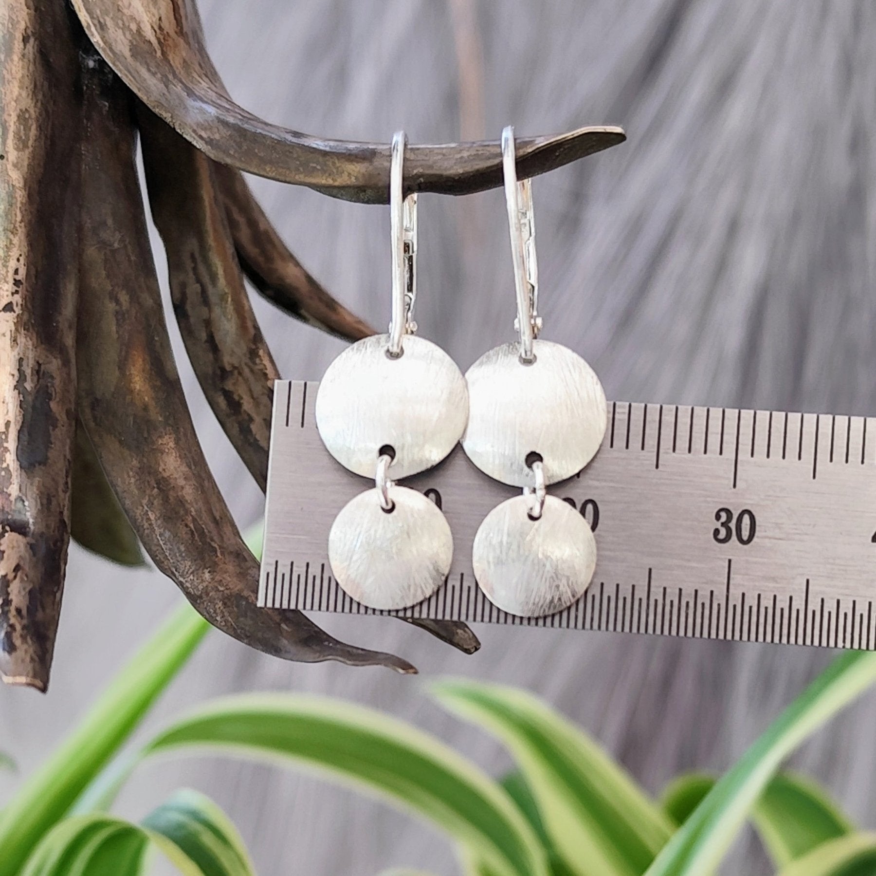 Ohrringe "Little Discus" 925er Silber, 2 gewölpte Plättchen, Konkav