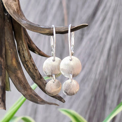 Ohrringe "Little Discus" 925er Silber, 2 gewölpte Plättchen, Konkav