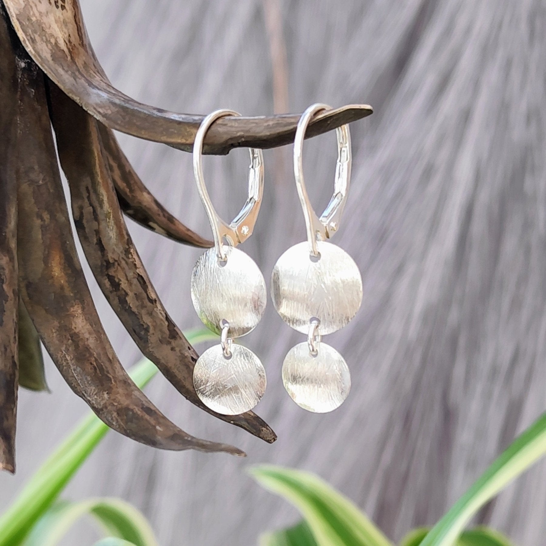 Ohrringe "Little Discus" 925er Silber, 2 gewölpte Plättchen, Konkav