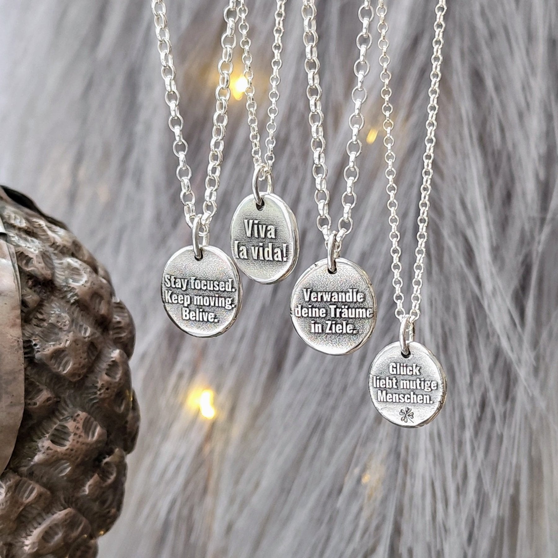 Kettenanhänger mit Spruch: Glück liebt mutige Menschen. handgefertigter Nugget mit recyceltem Silber