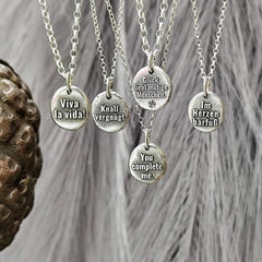 Kettenanhänger mit Spruch: Glück liebt mutige Menschen. handgefertigter Nugget mit recyceltem Silber