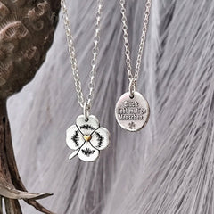 Kettenanhänger mit Spruch: Glück liebt mutige Menschen. handgefertigter Nugget mit recyceltem Silber