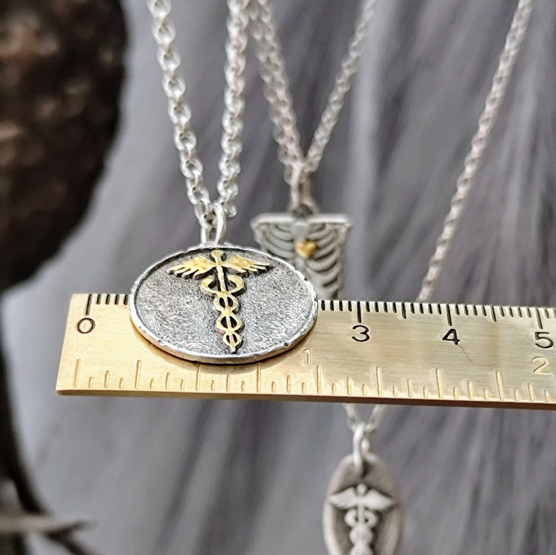 Kettenanhänger "Äskulapstab" mit Gold, rustikal, aus recyceltem Silber