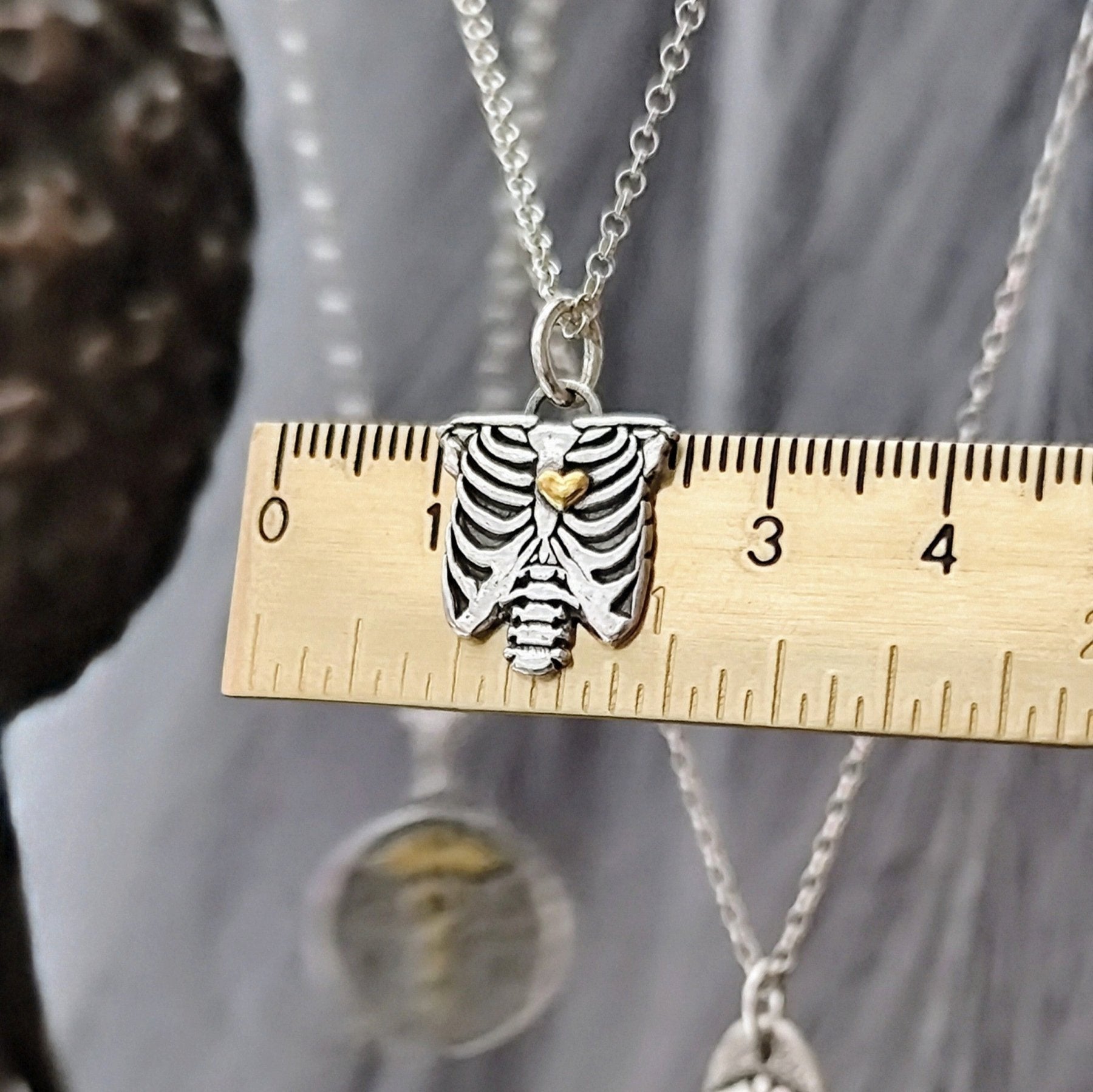 Kettenanhänger "Brustkorb mit Herz" Handgefertigt aus recyceltem 925er Silber mit 24Karat Teil - Vergoldung Aus der Kollektion VIVA LA VIDA