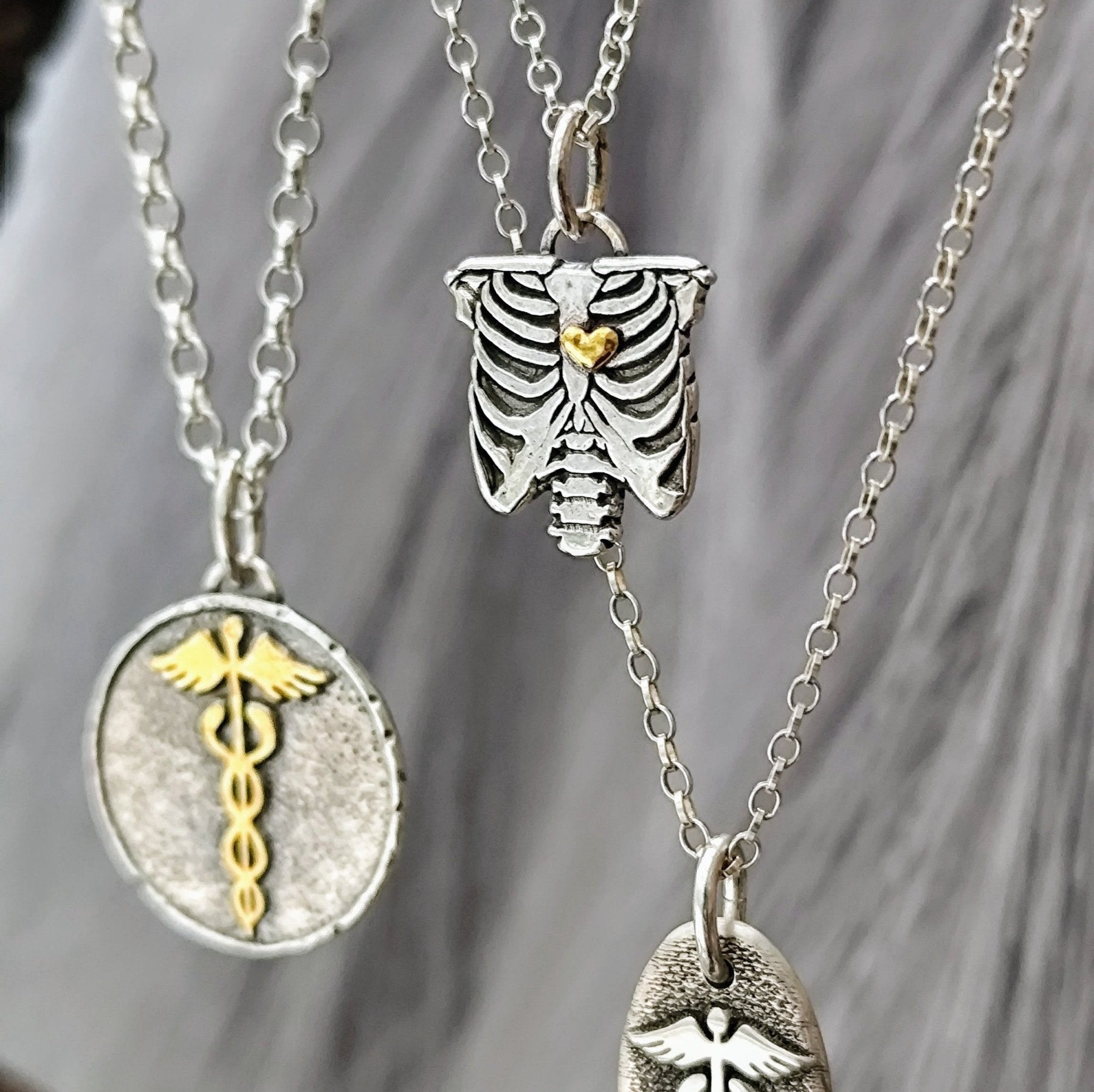 Kettenanhänger "Brustkorb mit Herz" Handgefertigt aus recyceltem 925er Silber mit 24Karat Teil - Vergoldung Aus der Kollektion VIVA LA VIDA