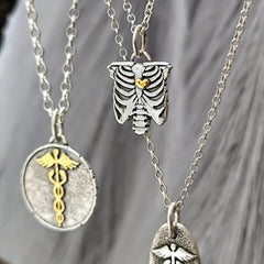 Kettenanhänger "Brustkorb mit Herz" Handgefertigt aus recyceltem 925er Silber mit 24Karat Teil - Vergoldung Aus der Kollektion VIVA LA VIDA