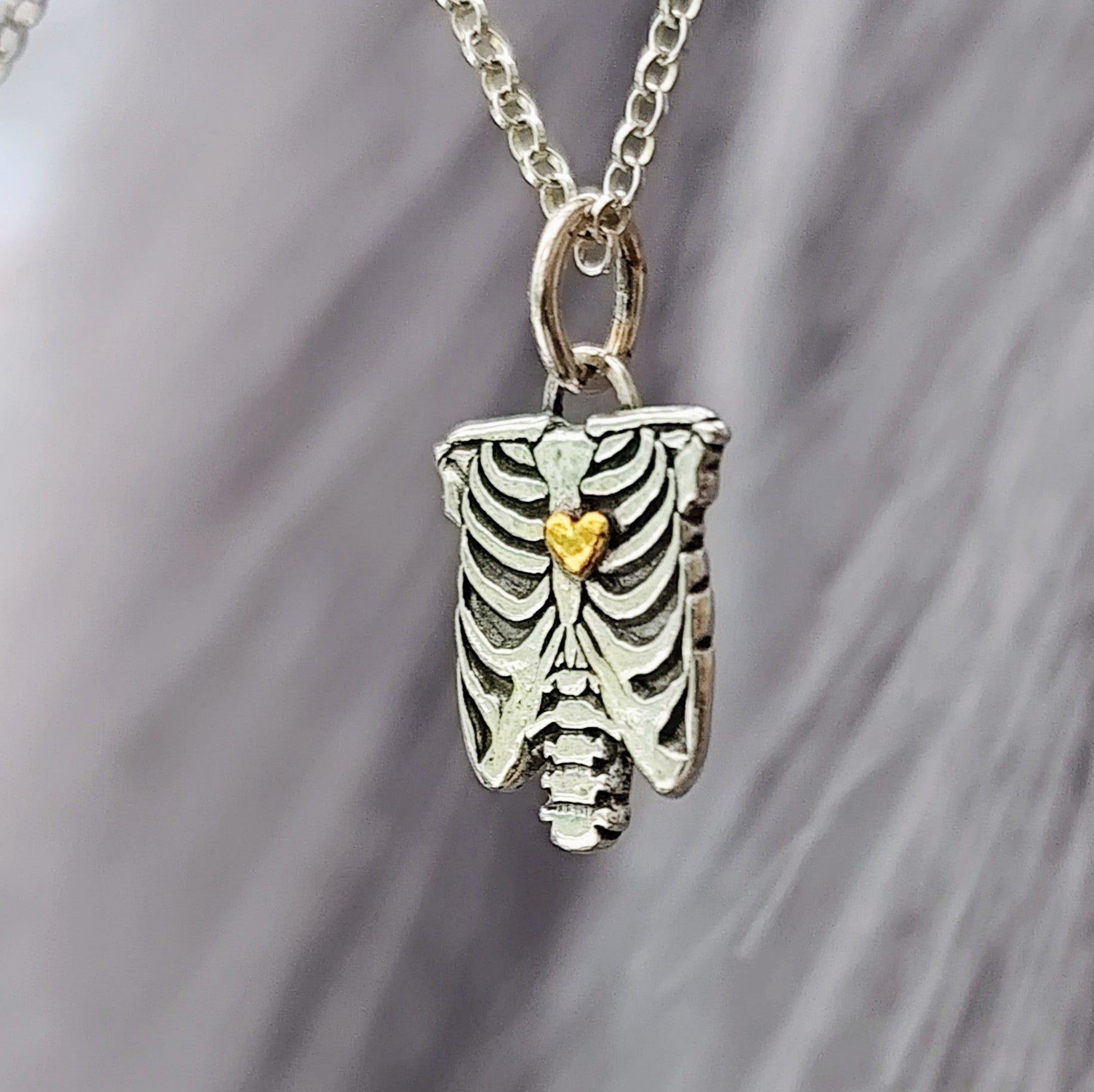 Kettenanhänger "Brustkorb mit Herz" Handgefertigt aus recyceltem 925er Silber mit 24Karat Teil - Vergoldung Aus der Kollektion VIVA LA VIDA