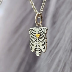 Kettenanhänger "Brustkorb mit Herz" Handgefertigt aus recyceltem 925er Silber mit 24Karat Teil - Vergoldung Aus der Kollektion VIVA LA VIDA