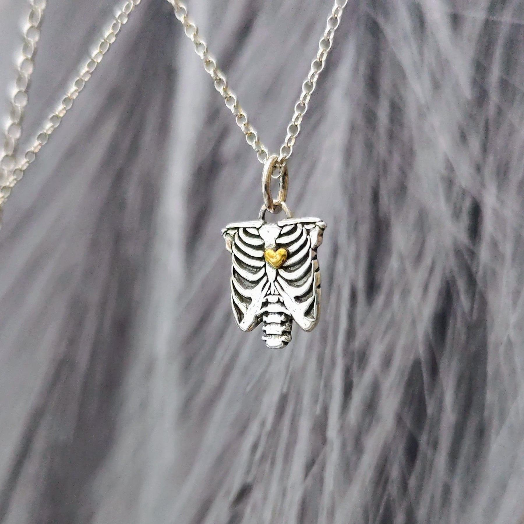 Kettenanhänger "Brustkorb mit Herz" Handgefertigt aus recyceltem 925er Silber mit 24Karat Teil - Vergoldung Aus der Kollektion VIVA LA VIDA