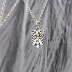 Kettenanhänger "Brustkorb mit Herz" Handgefertigt aus recyceltem 925er Silber mit 24Karat Teil - Vergoldung Aus der Kollektion VIVA LA VIDA