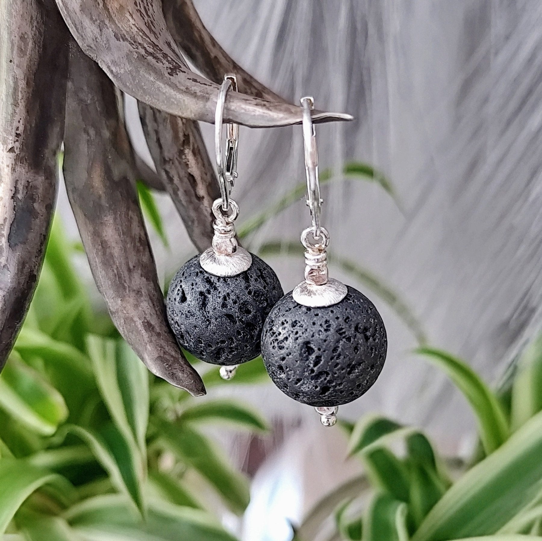 Ohrringe "Lava-Kugel"
Handgefertigt aus natürlichem Lavagestein und recyceltem 925er 
Erschaffen durch die Urkraft der Erde, symbolisiert Lavagestein Energie, Willenskraft und innere Stärke.
