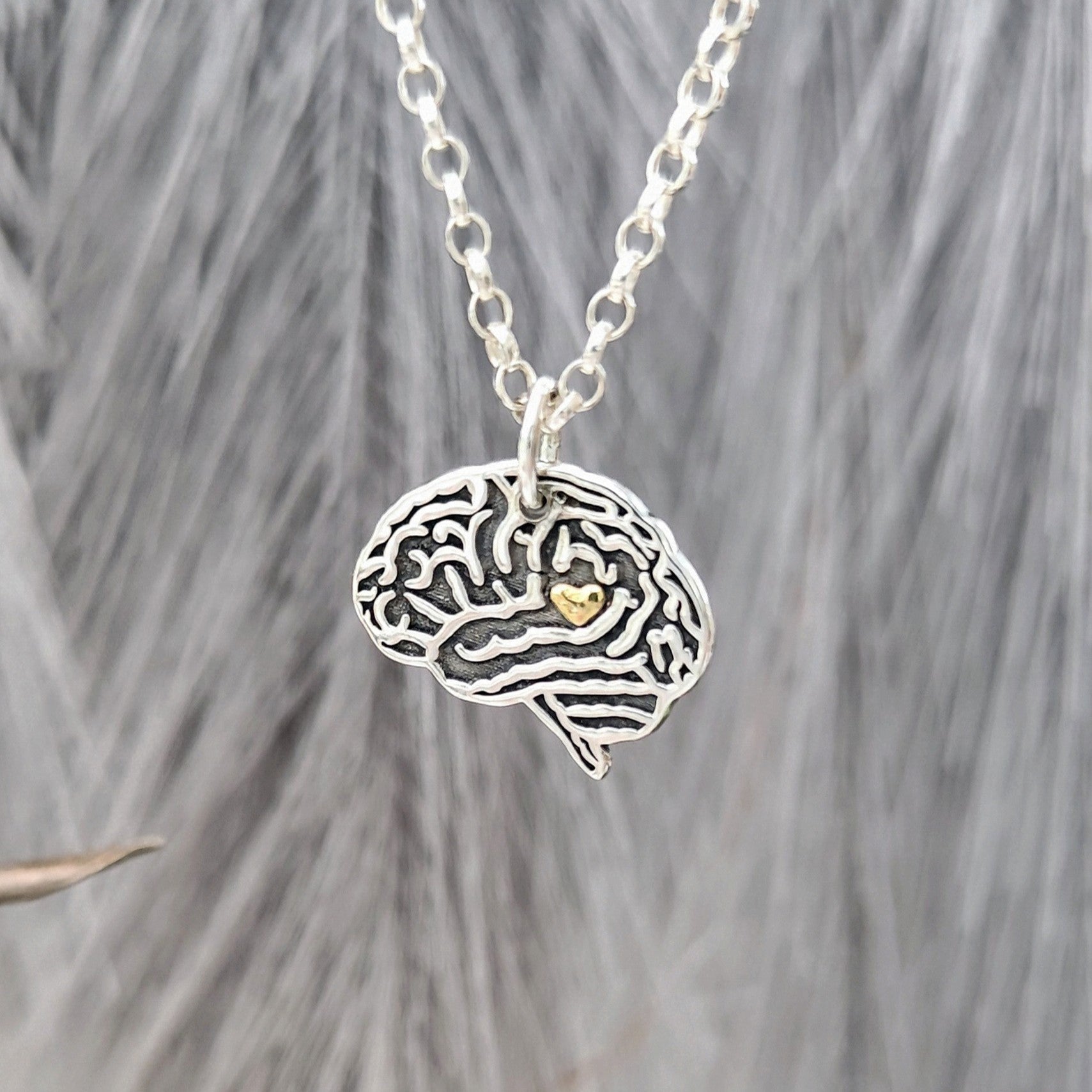 Kettenanhänger "Gehirn mit Herz" aus recyceltem 925er Silber mit 24Karat Gold, handgefertigt