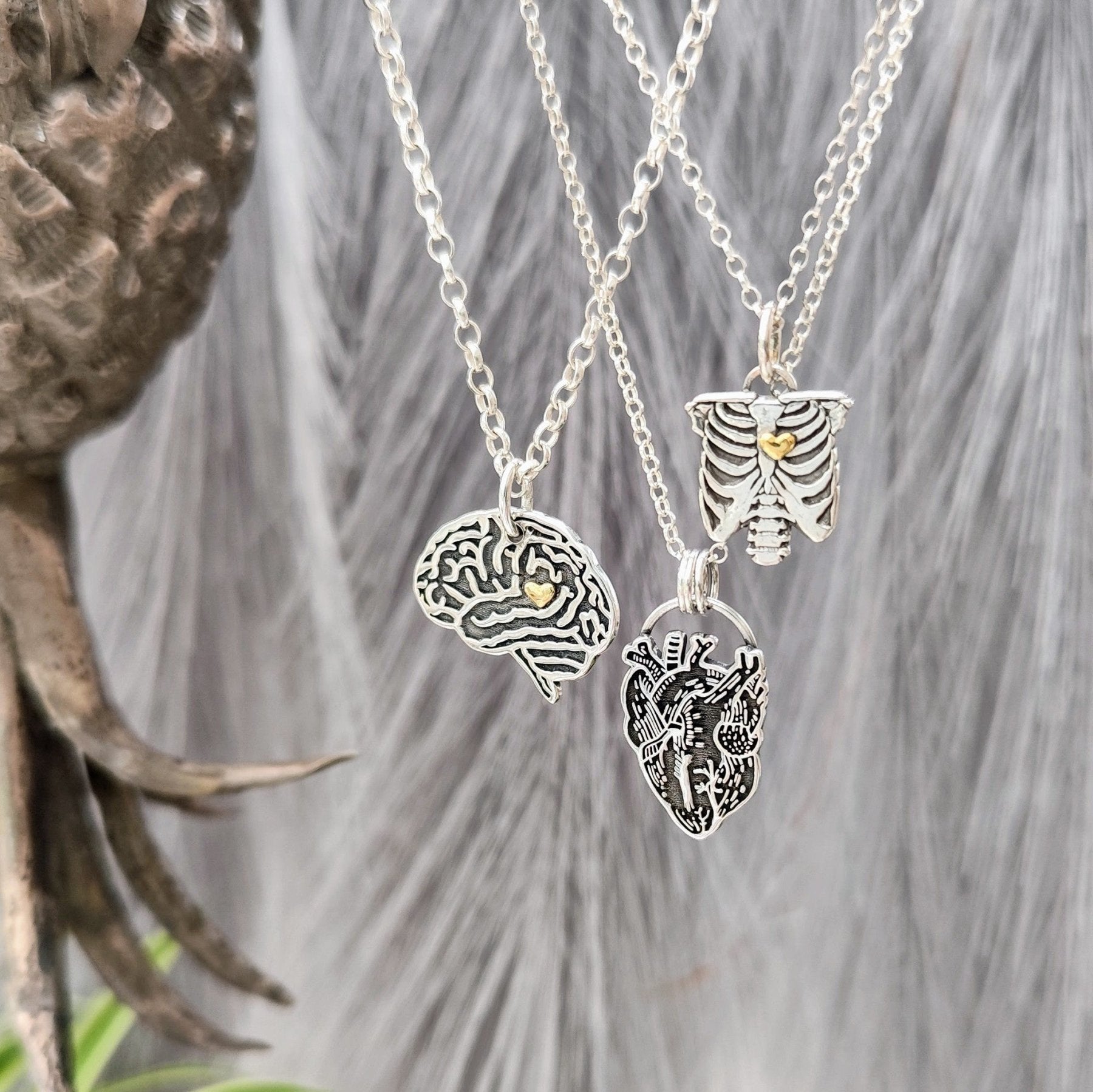 Kettenanhänger "Gehirn mit Herz" aus recyceltem 925er Silber mit 24Karat Gold, handgefertigt