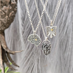 Kettenanhänger "Gehirn mit Herz" aus recyceltem 925er Silber mit 24Karat Gold, handgefertigt