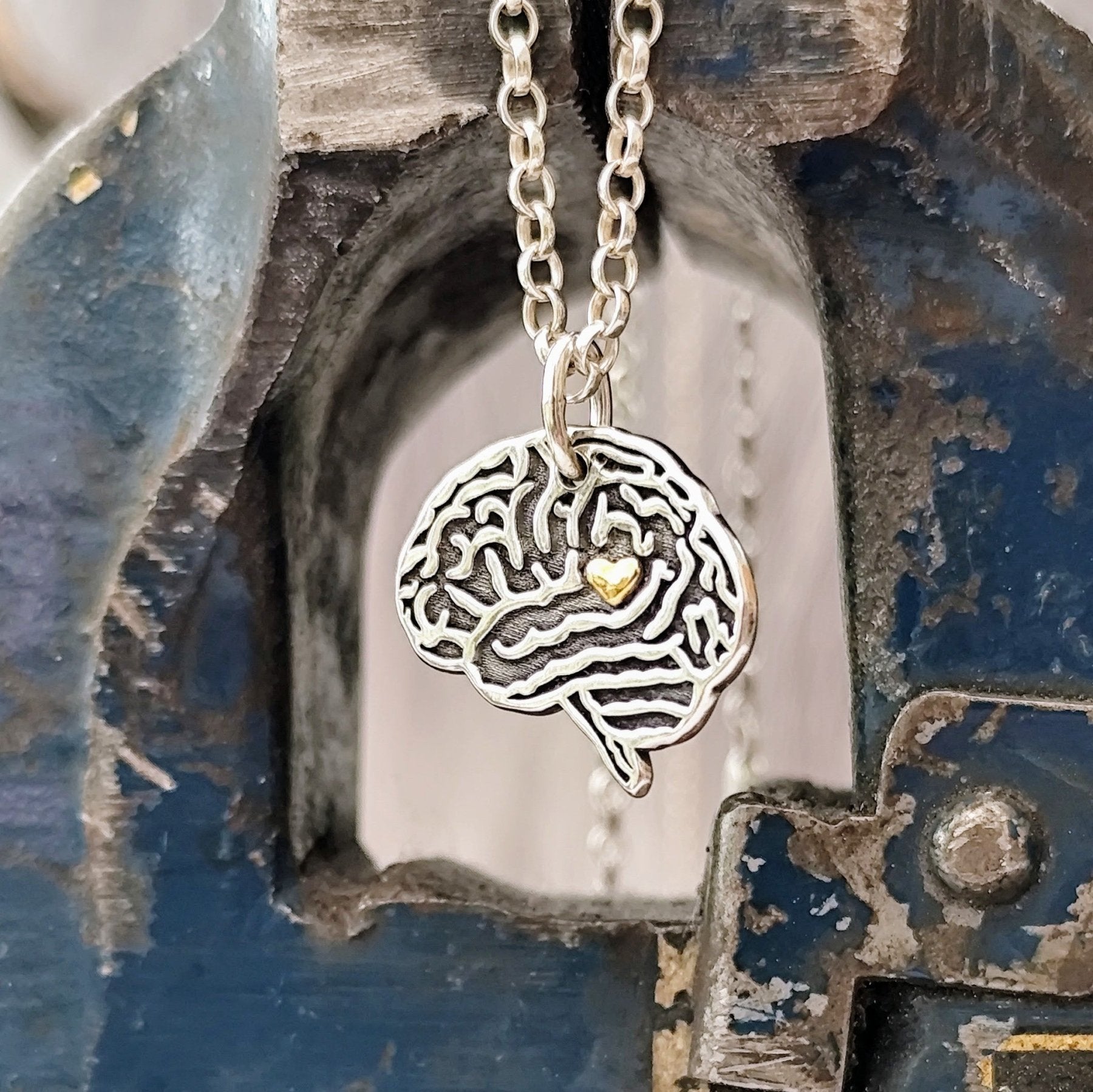 Kettenanhänger "Gehirn mit Herz" aus recyceltem 925er Silber mit 24Karat Gold, handgefertigt