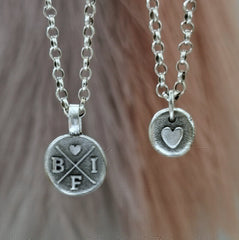 Familien - Anhänger mit Initialen Dein persönliches Schmuckstück aus der Kollektion Nuggets. Jeder Anhänger ist handgefertigt aus recyceltem Silber und keiner gleicht dem anderen. Du bekommst ein einzigartiges Unikat. Mit platischer Buchstaben vorne und zusätzlich kannst du einen Text für die Gravur auf der Rückseite wählen. Trage die Initialen deiner Liebsten um deinen Hals und trage sie immer bei dir. Egal ob als Geschenk für deine Mutter, Schwester oder beste Freundin.