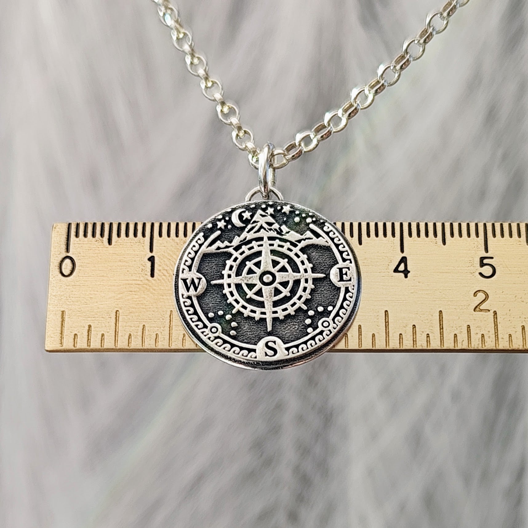 Kettenanhänger "Kompass mit Bergen" aus recyceltem 925er Silber, handgefertigt in Deutschland