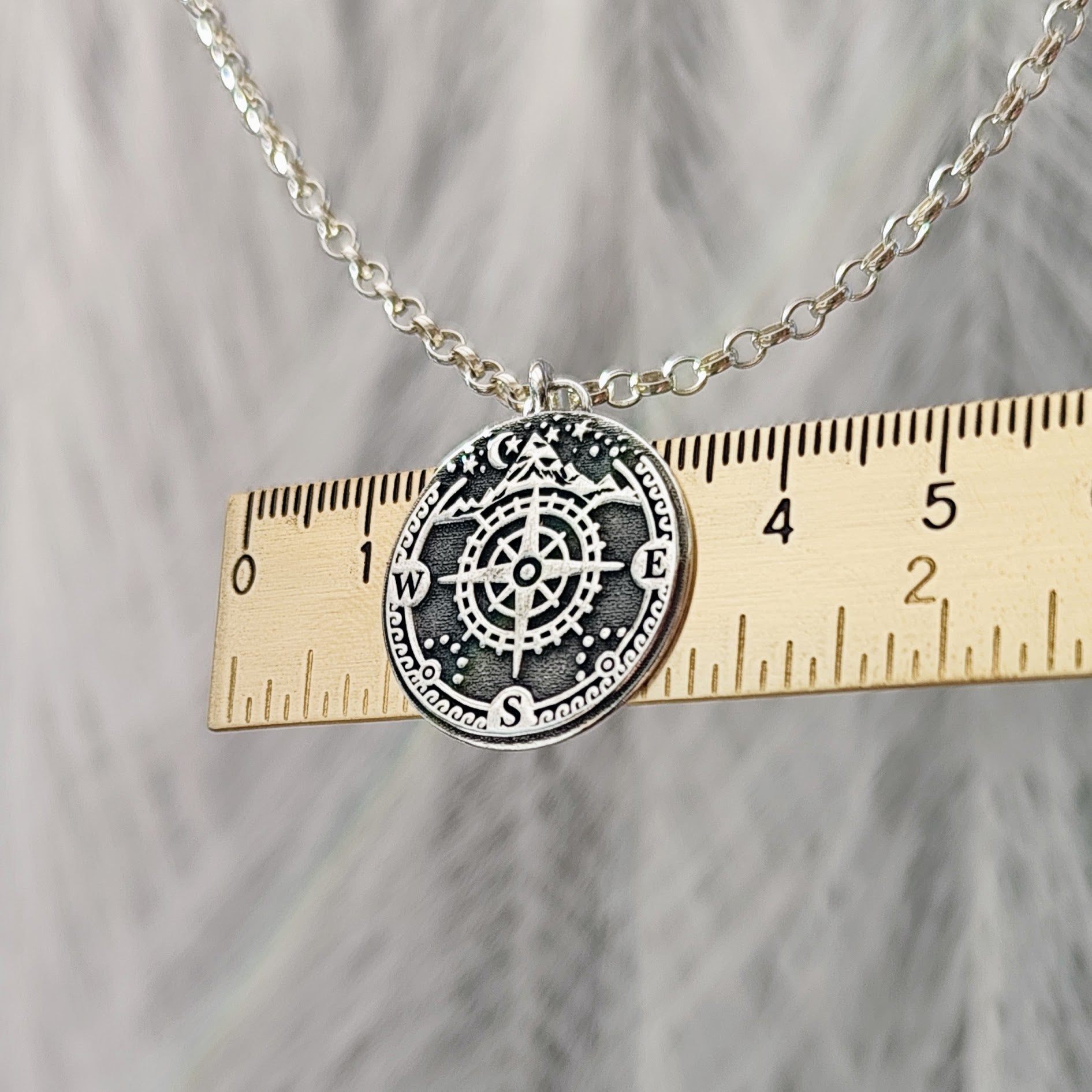 Kettenanhänger "Kompass mit Bergen" aus recyceltem 925er Silber, handgefertigt in Deutschland