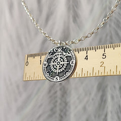 Kettenanhänger "Kompass mit Bergen" aus recyceltem 925er Silber, handgefertigt in Deutschland