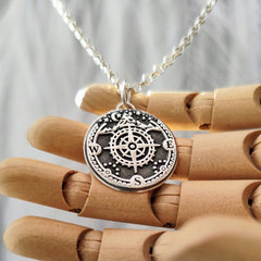 Kettenanhänger "Kompass mit Bergen" aus recyceltem 925er Silber, handgefertigt in Deutschland