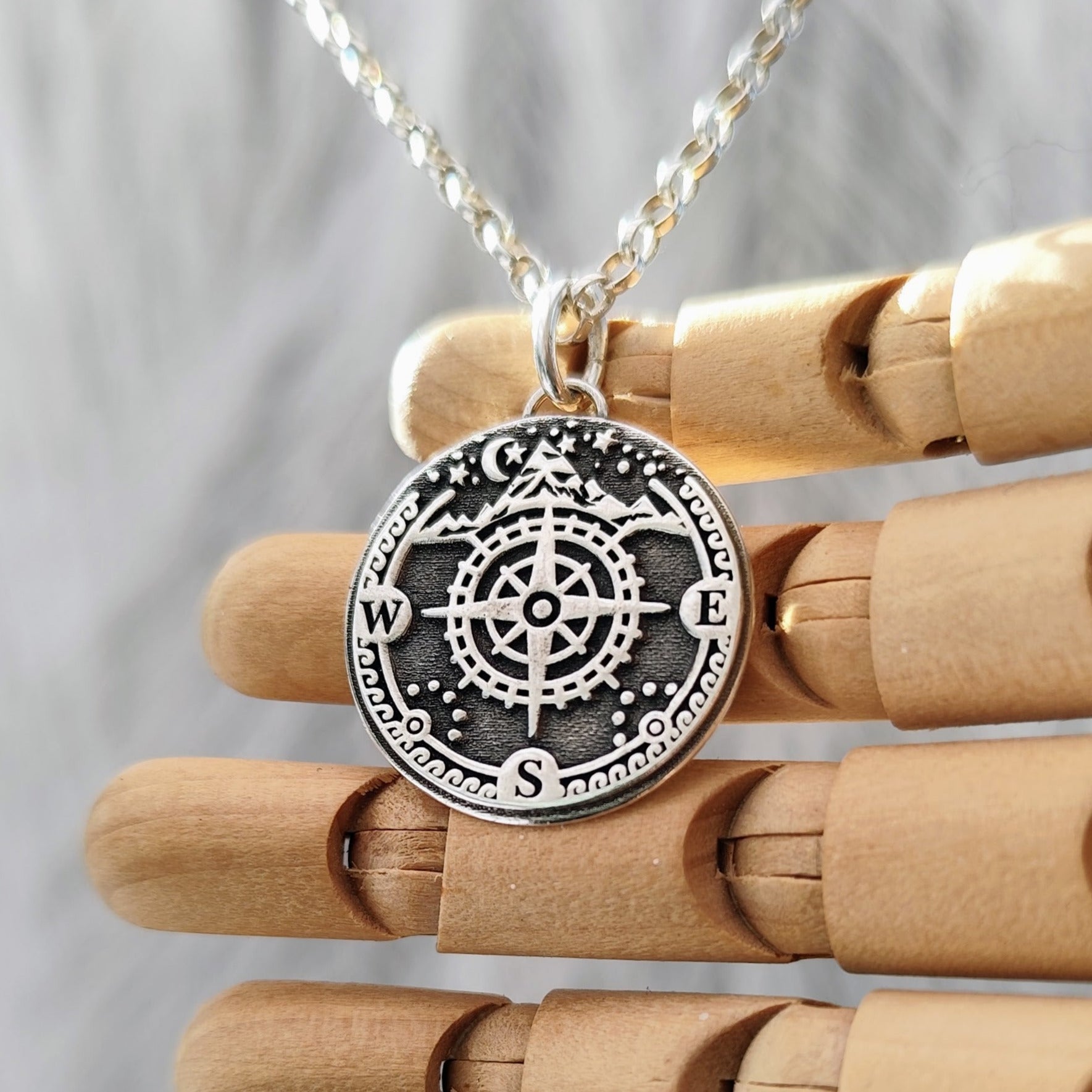 Kettenanhänger "Kompass mit Bergen" aus recyceltem 925er Silber, handgefertigt in Deutschland