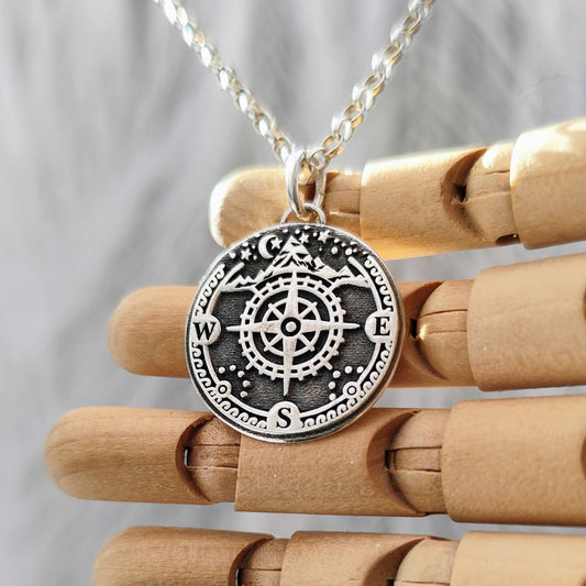 Kettenanhänger "Kompass mit Bergen" aus recyceltem 925er Silber, handgefertigt in Deutschland