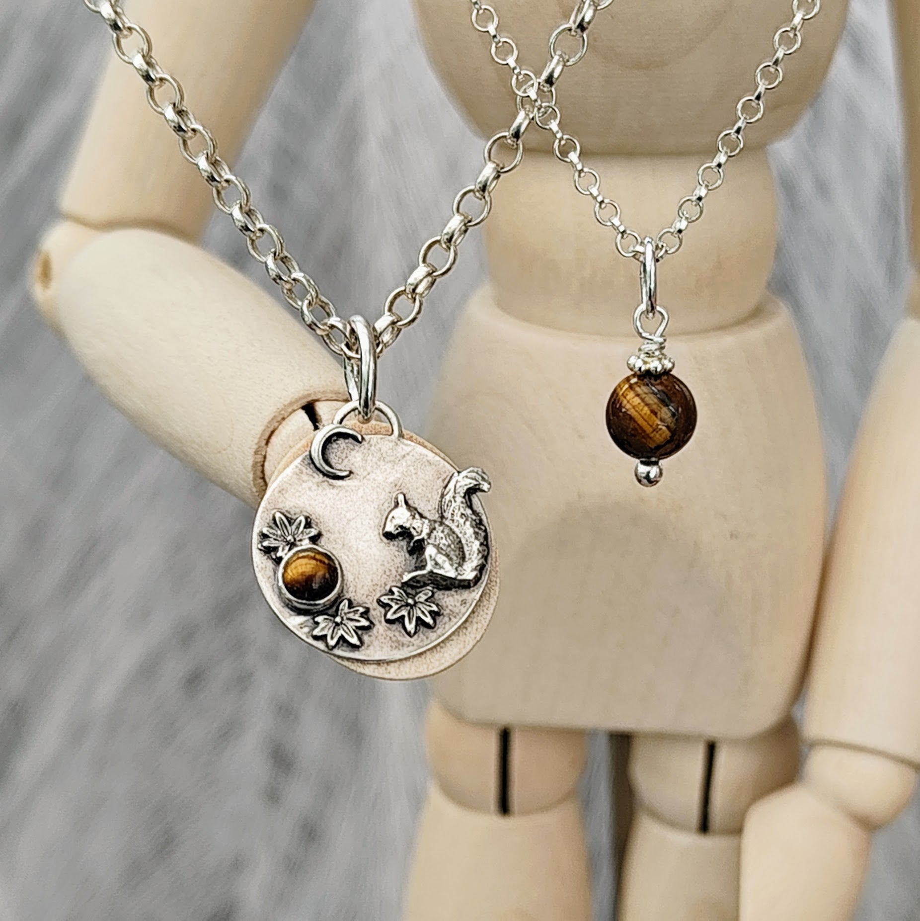 Kette Eichhörnchen im Haselstrauch, aus recyceltem 925er Silber, handgefertigt