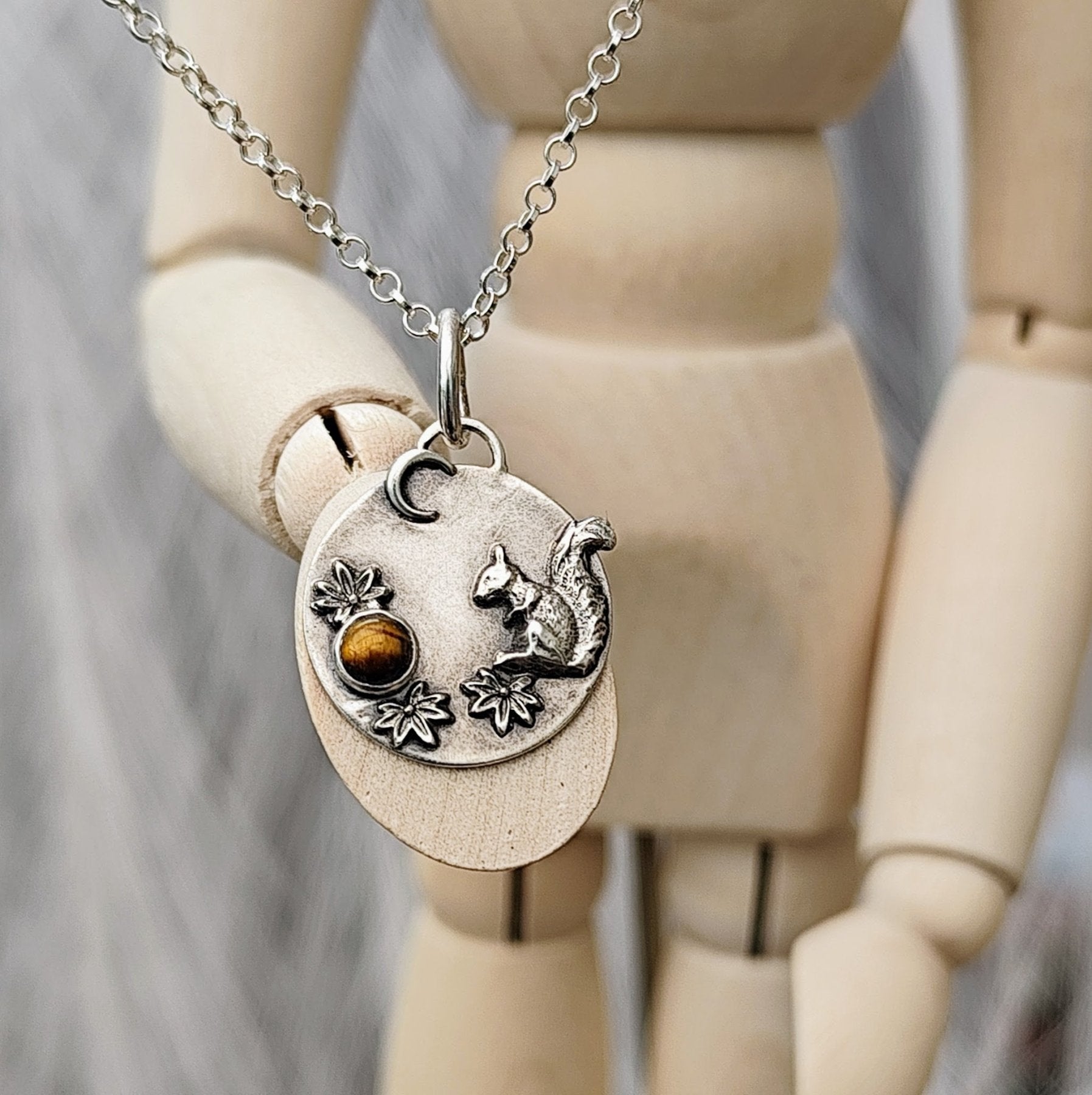 Kette Eichhörnchen im Haselstrauch, aus recyceltem 925er Silber, handgefertigt