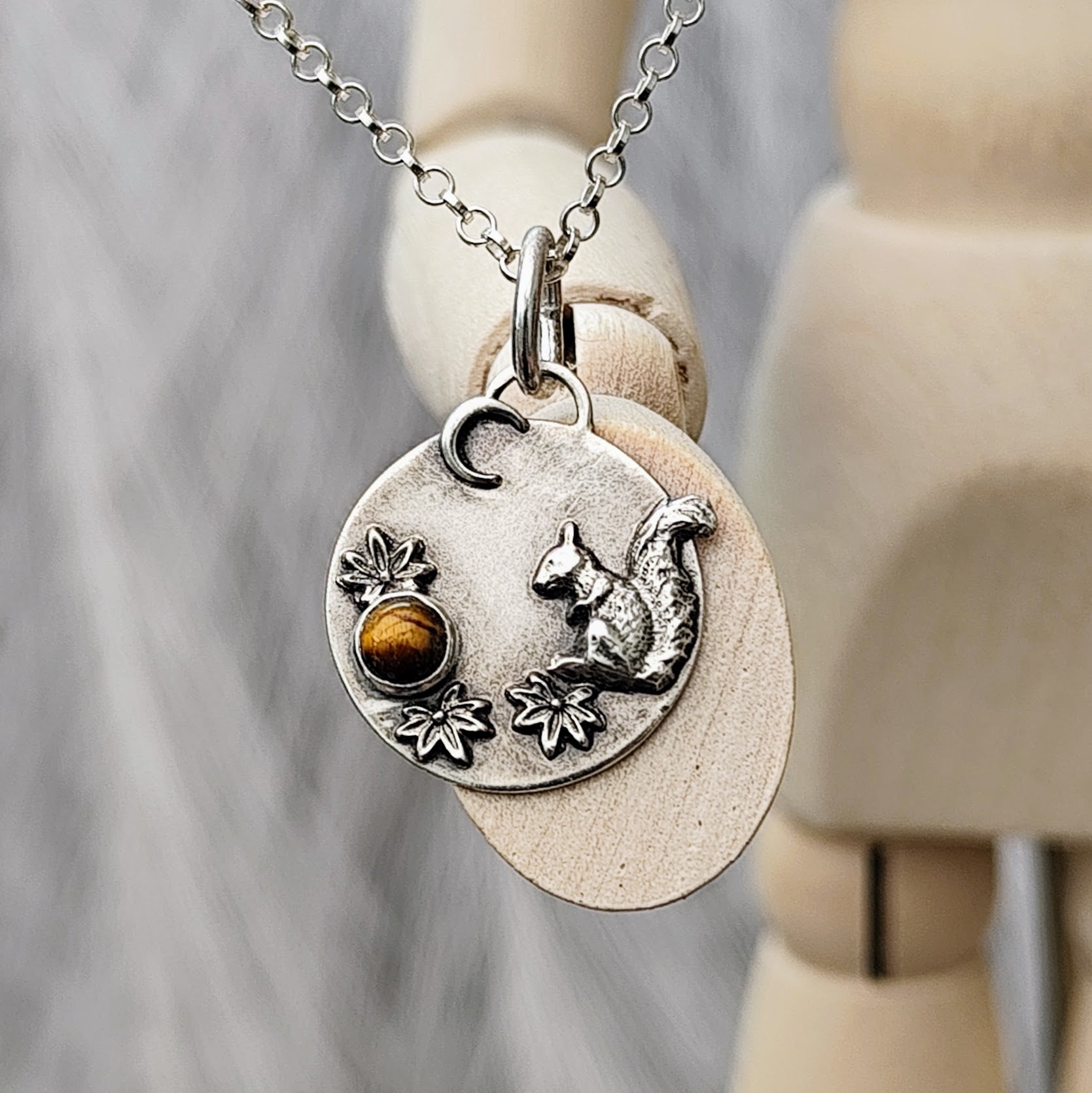 Kette Eichhörnchen im Haselstrauch, aus recyceltem 925er Silber, handgefertigt