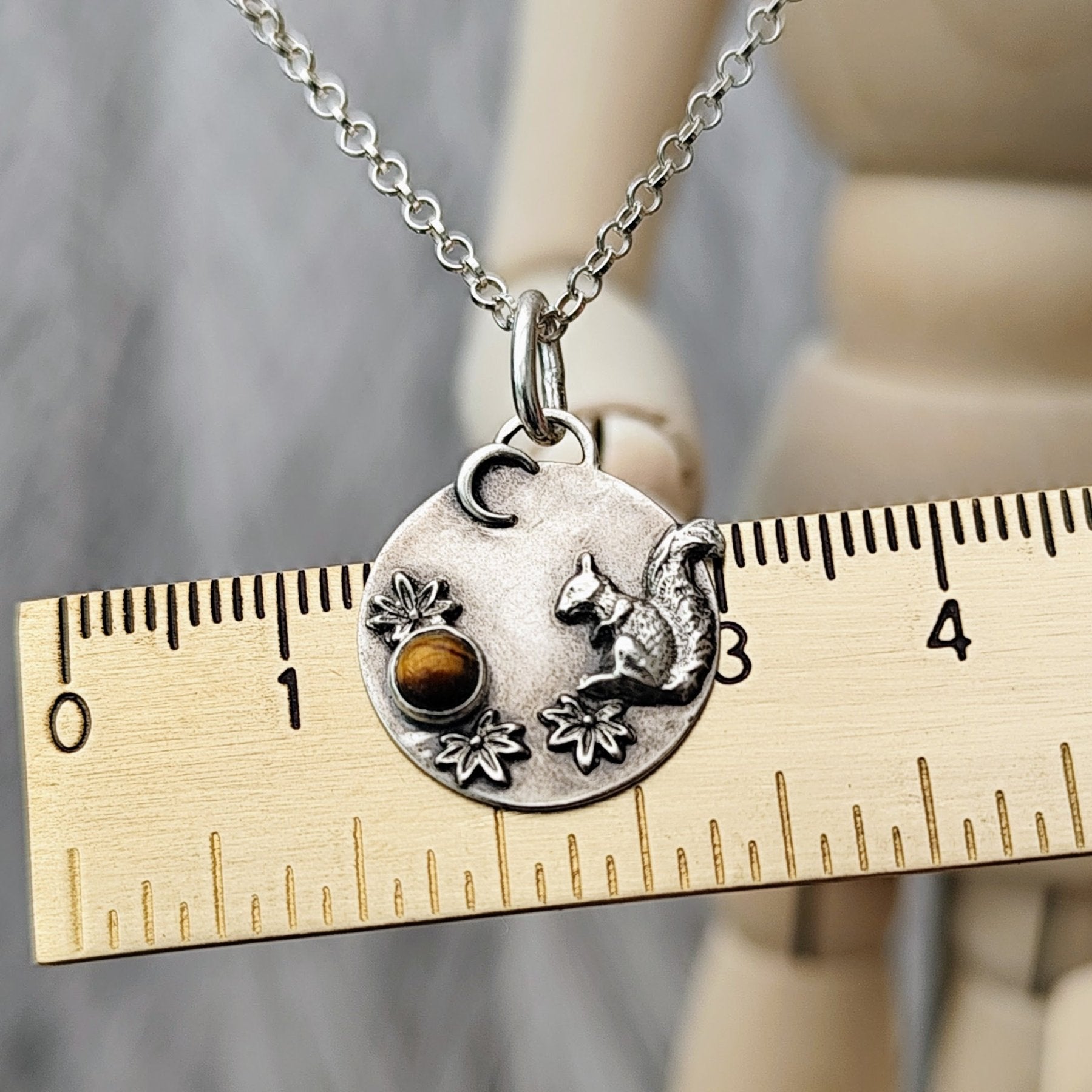 Kette Eichhörnchen im Haselstrauch, aus recyceltem 925er Silber, handgefertigt