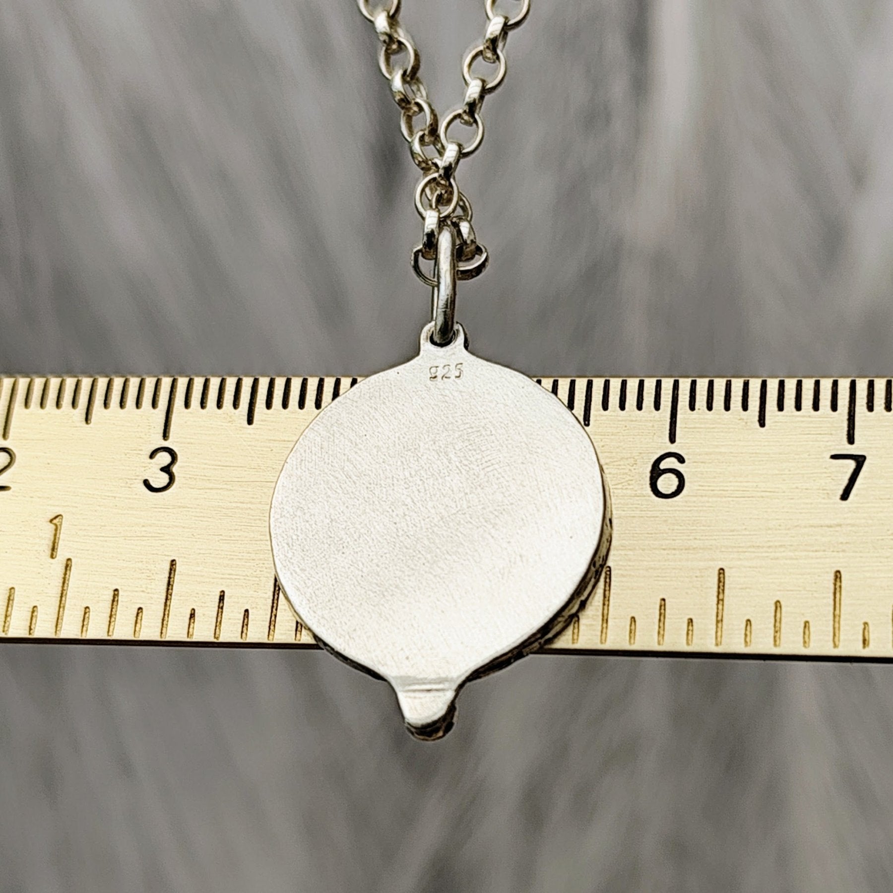 Kettenanhänger "Glückspfennig" mit rustikalem Finish, handgefertigt mit recyceltem Silber