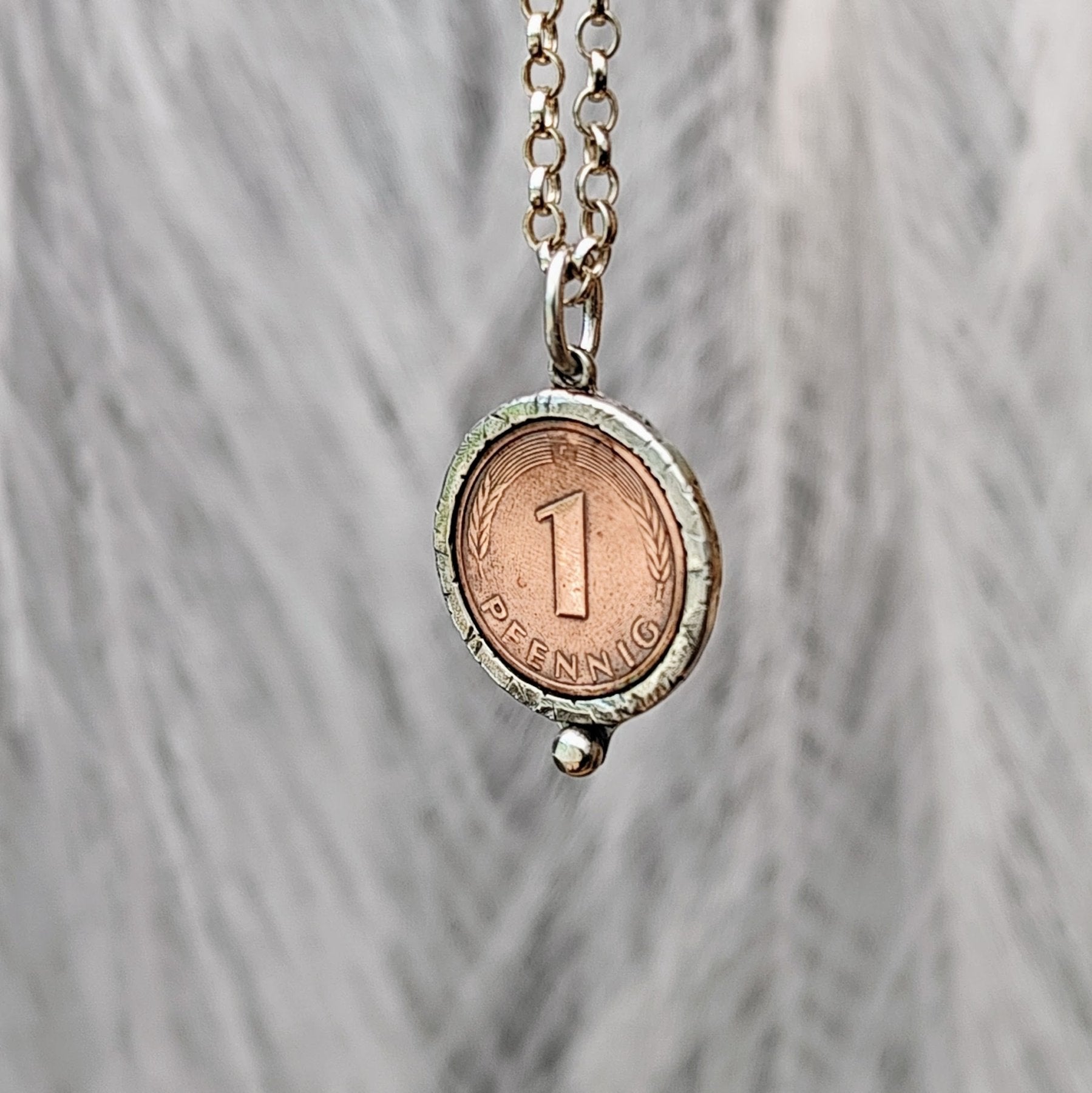 Kettenanhänger "Glückspfennig" mit rustikalem Finish, handgefertigt mit recyceltem Silber