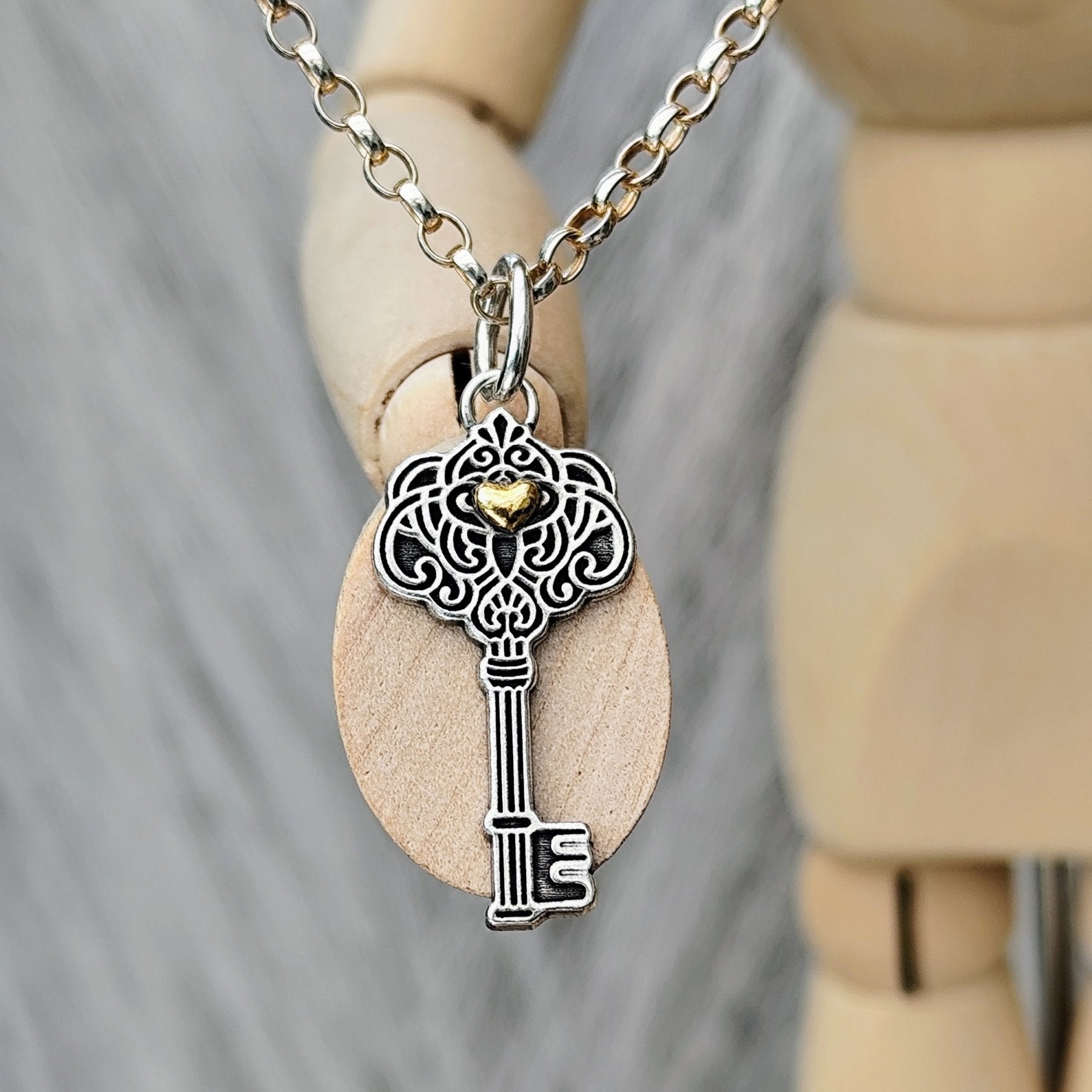 Kettenanhänger "Schlüssel mit Herz" recyceltes Silber, handgefertigt