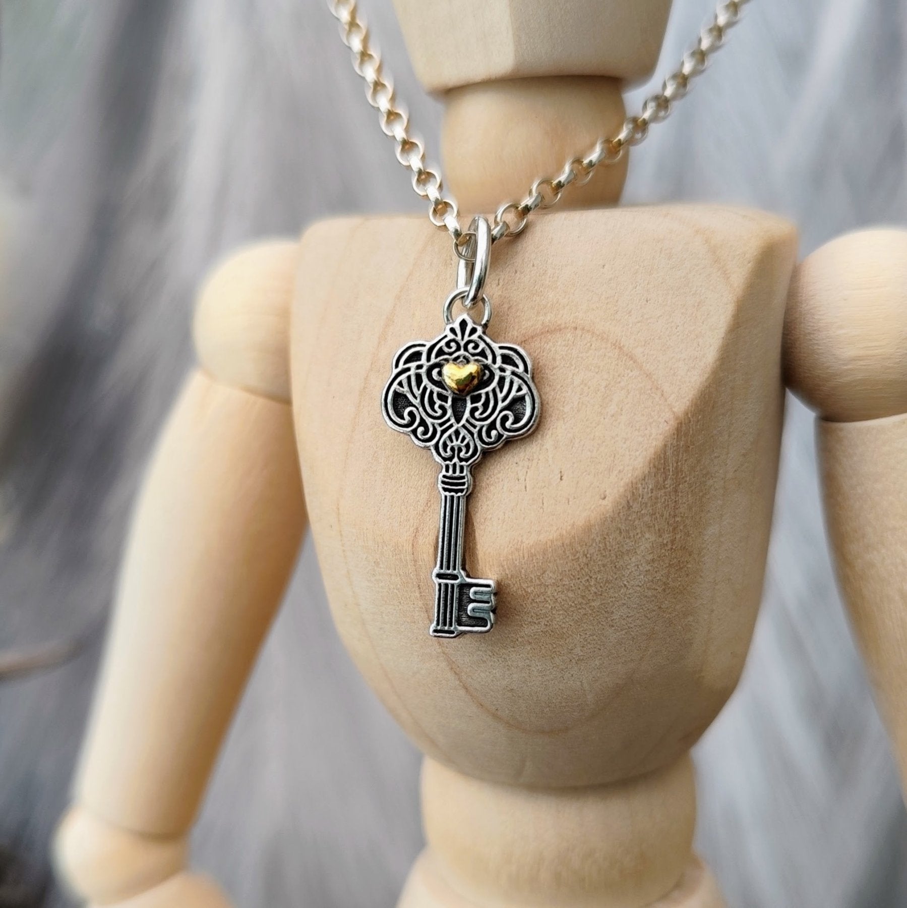 Kettenanhänger "Schlüssel mit Herz" recyceltes Silber, handgefertigt