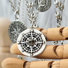 Kettenanhänger "Kompass mit Dalmatinerstein" aus recyceltem 925er Silber, handgefertigt in Deutschland