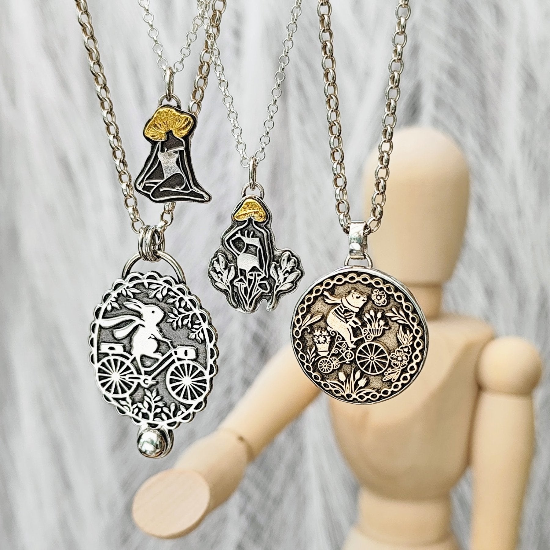 Kettenanhänger "Bärenausflug" recyceltes Silber und Bronze, handgefertigt