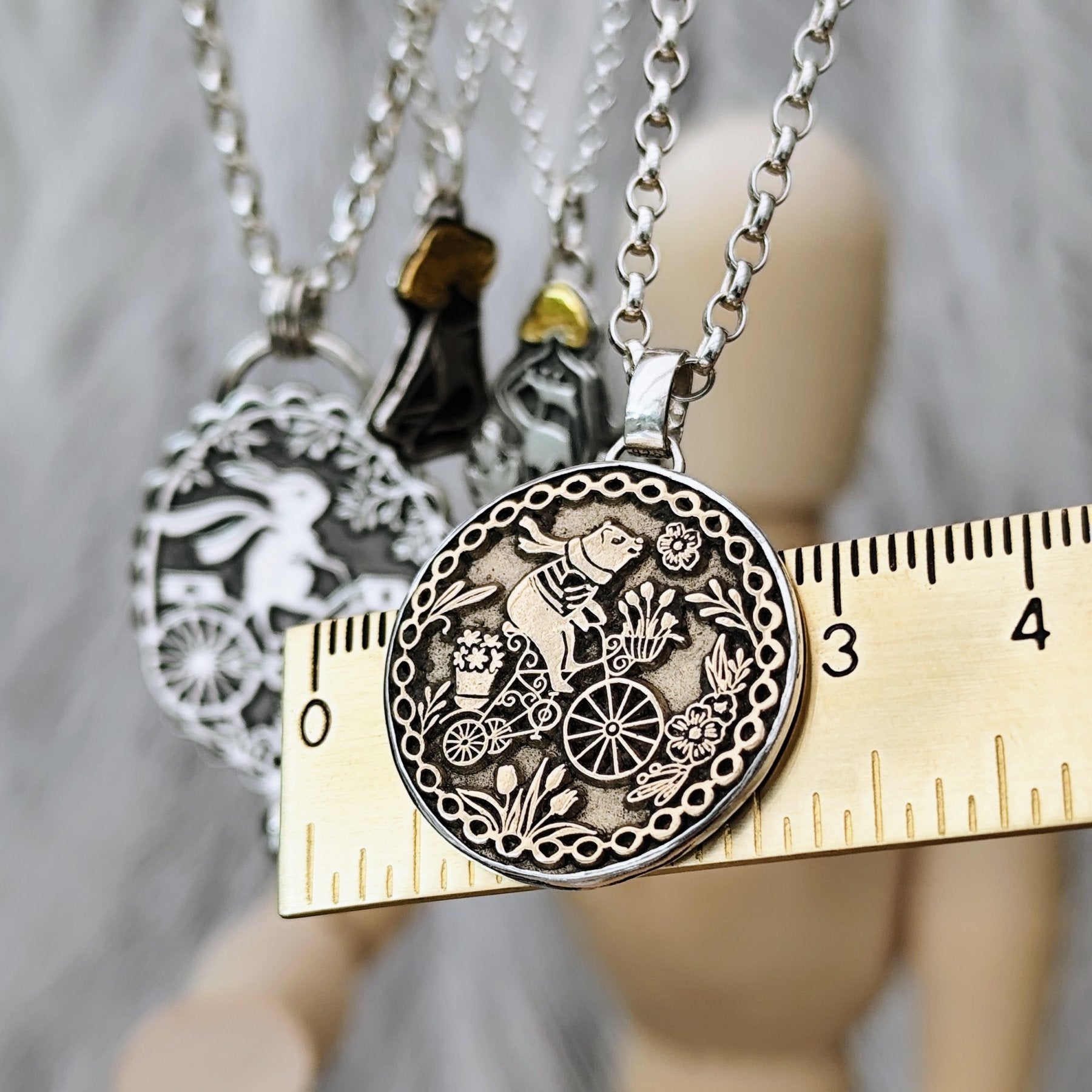 Kettenanhänger "Bärenausflug" recyceltes Silber und Bronze, handgefertigt