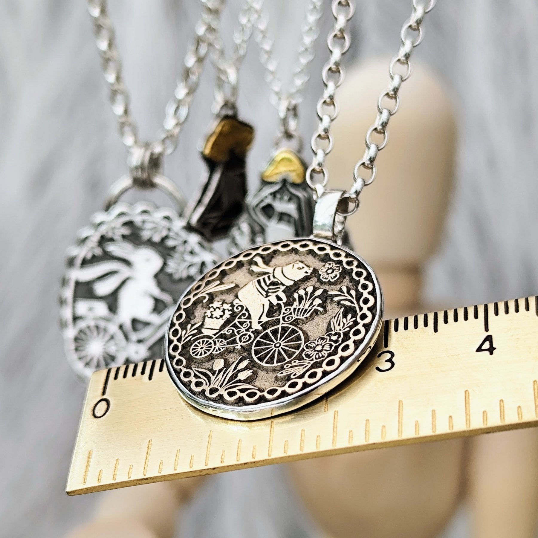 Kettenanhänger "Bärenausflug" recyceltes Silber und Bronze, handgefertigt