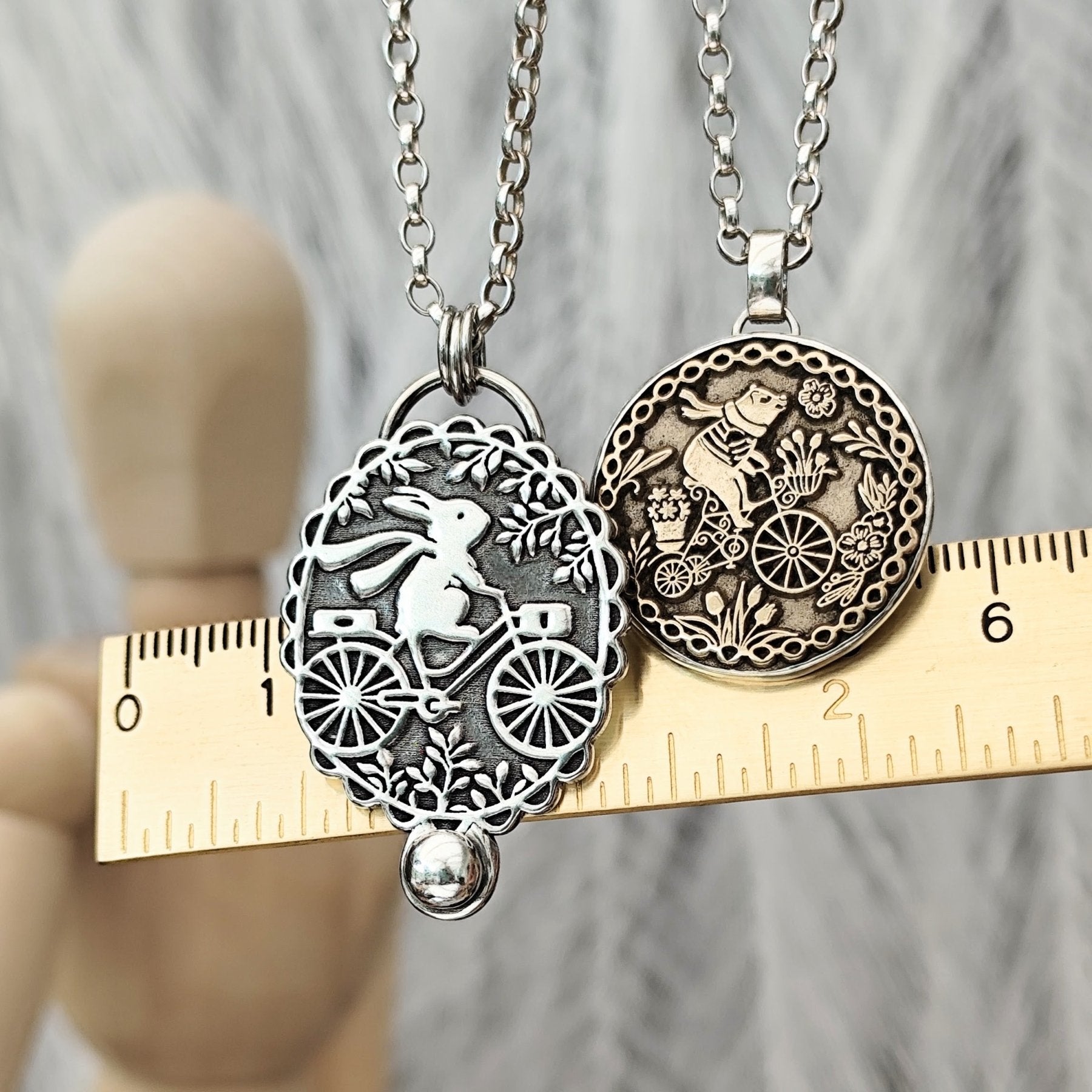 Kettenanhänger "Bärenausflug" recyceltes Silber und Bronze, handgefertigt