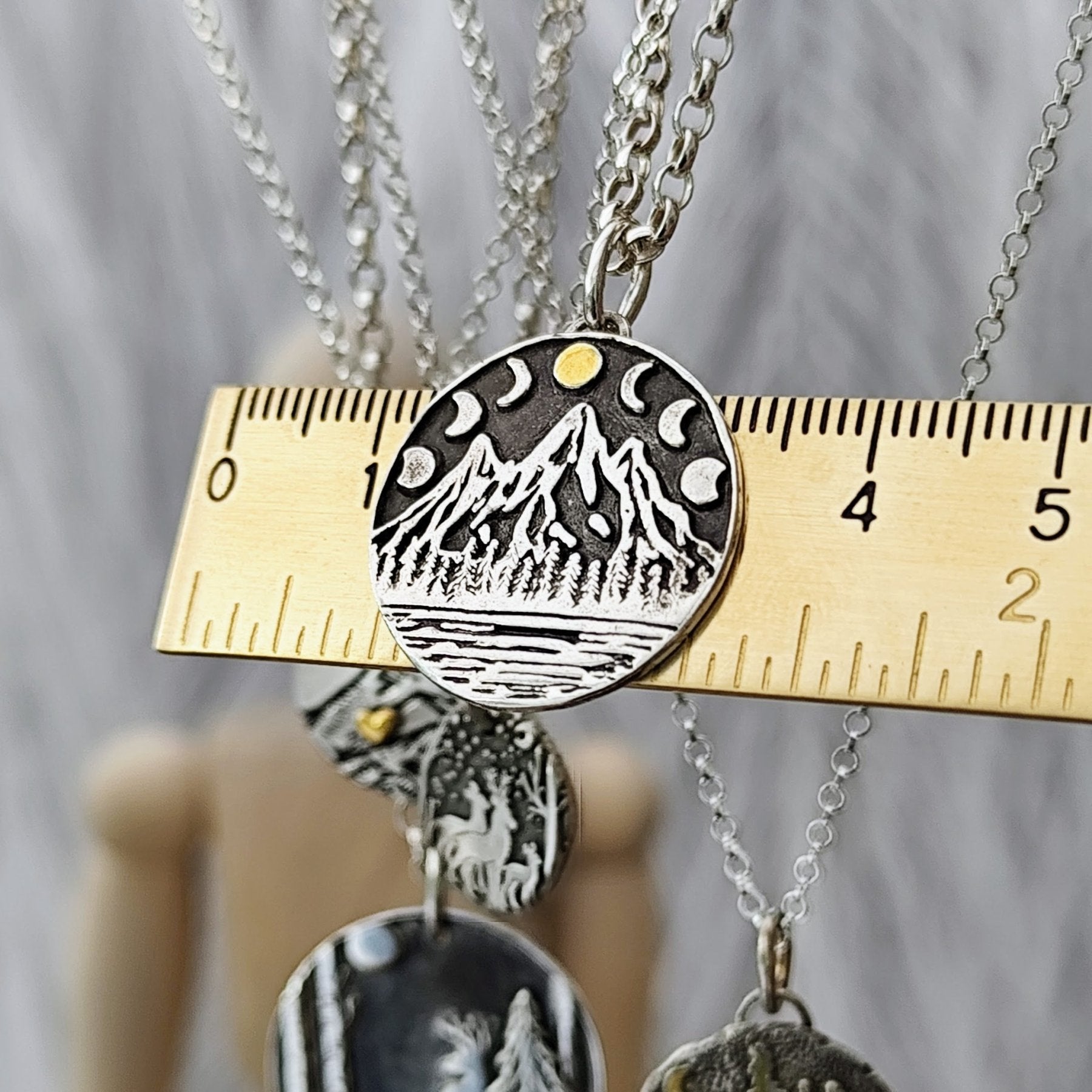 Kettenanhänger "Berge mit Mondphasen" recyceltes Silber, handgefertigt