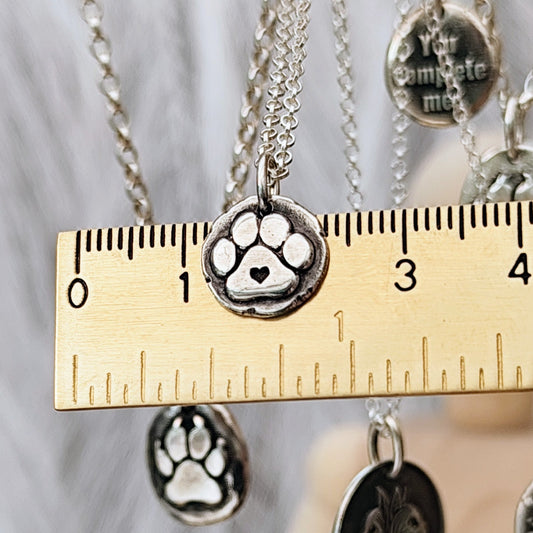 Kettenanhänger "Pfotenliebe" Rustic - Style, recyceltes Silber, handgefertigt