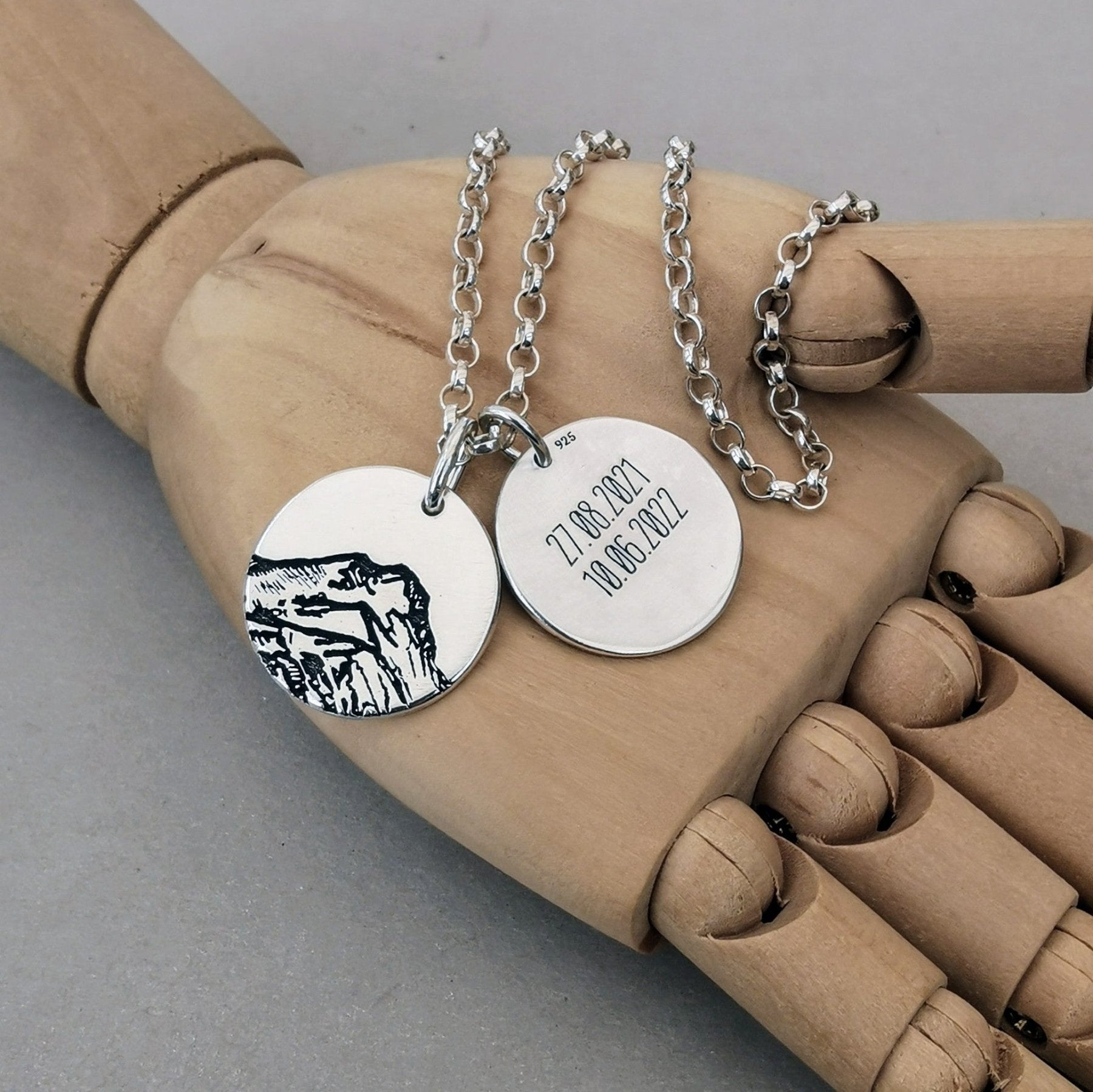 Kettenanhänger Berge, recyceltes Silber, matt, Gravur auf Rückseite, personalisierbar, handgefertigt, Geschenk für Wanderer.