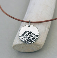 Kettenanhänger "Der Berg ruft", inspiriert von der Natur, aus recyceltem 925er Sterlingsilber. Handgearbeitet mit rustikalem Look, mattes Finish, Vertiefungen dunkel patiniert. Gravur möglich, mit Kette oder einzeln erhältlich. Nachhaltiger Schmuck, handgefertigt in Deutschland, hübsch verpackt.