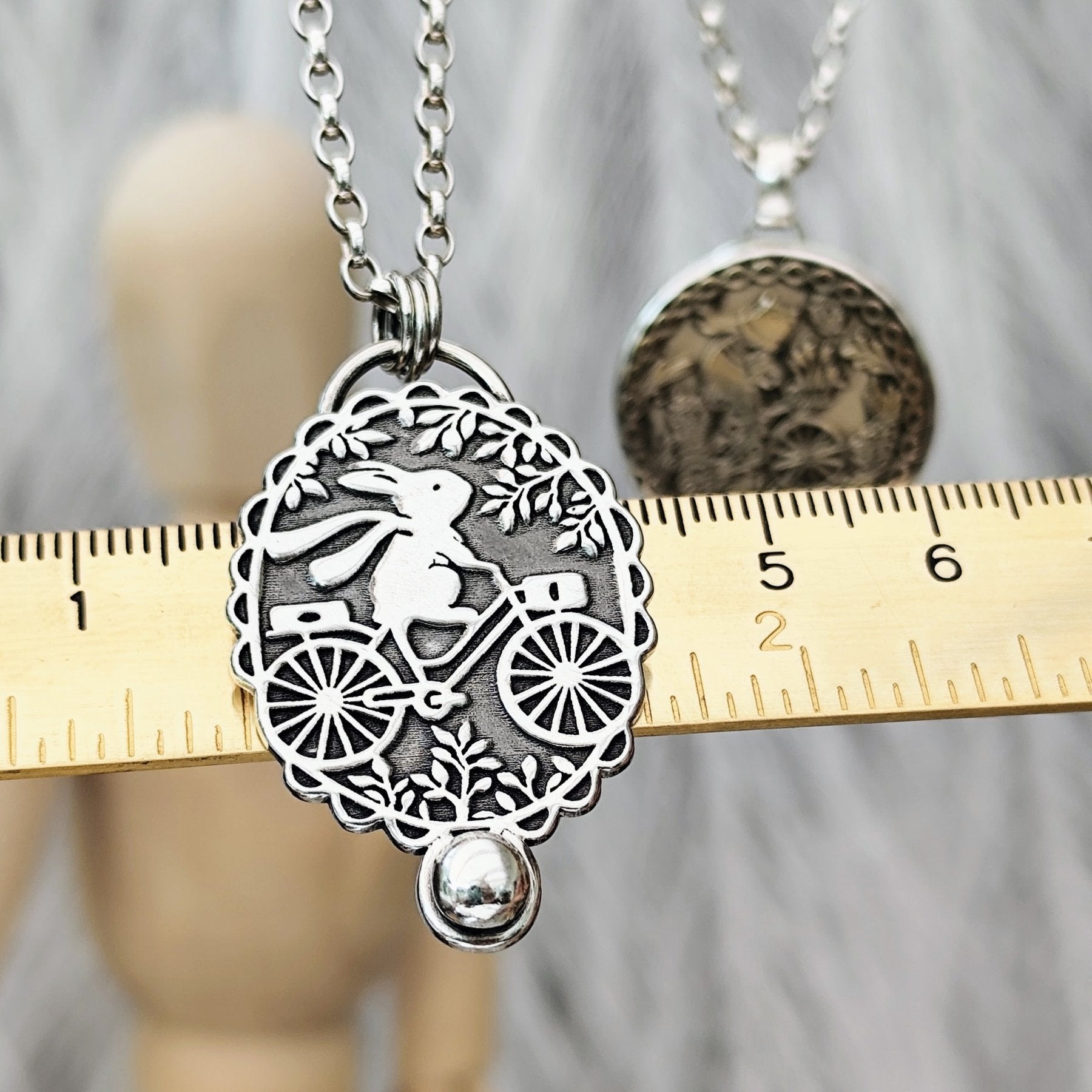 Kettenanhänger "Hasenausflug" aus recyceltemSilber handgefertigt mit viel Liebe in Deutschland. Ein Schmuckstück aus dem Atelier animoART